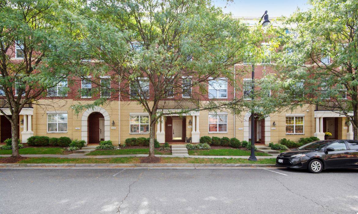 Garrell Group Top Leesburg Realtor 19424 Diamond Lake Dr web 02