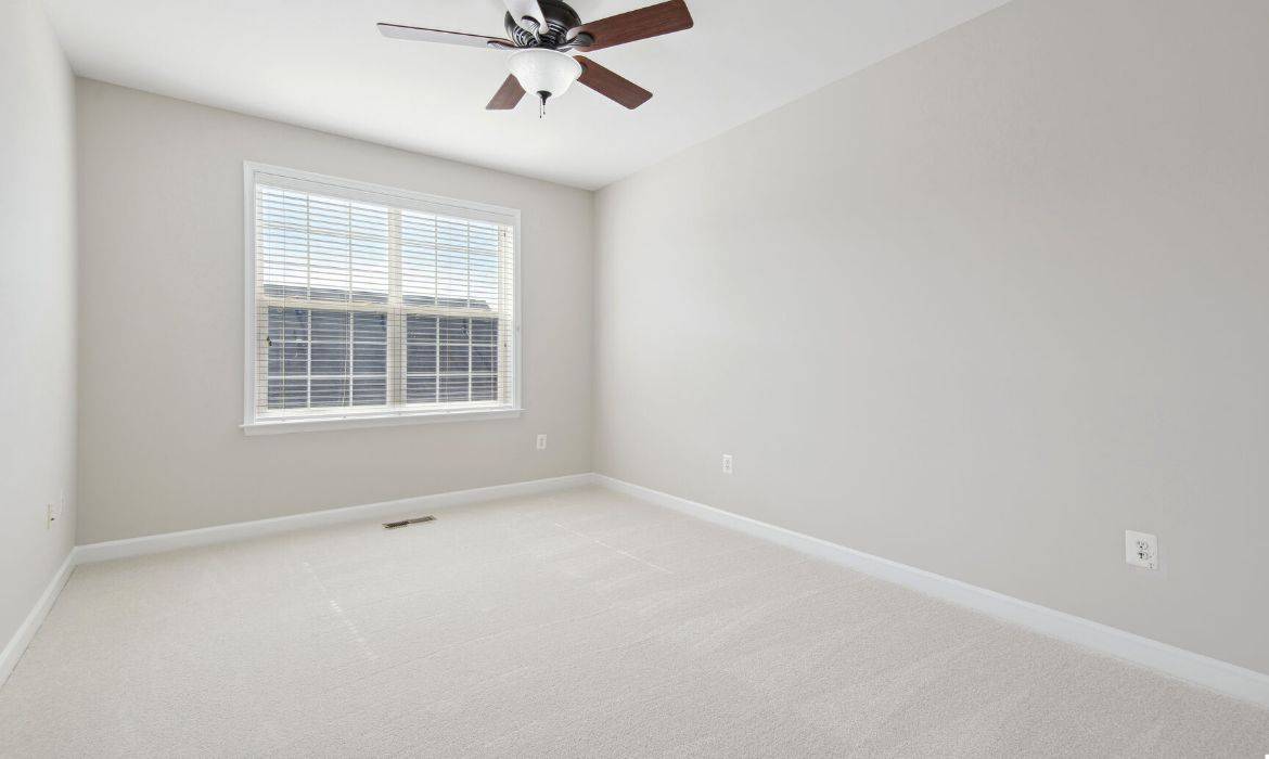Garrell Group Top Leesburg Realtor 19424 Diamond Lake Dr web 21