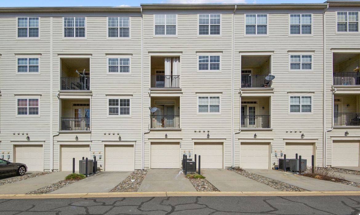 Garrell Group Top Leesburg Realtor 19424 Diamond Lake Dr web 33