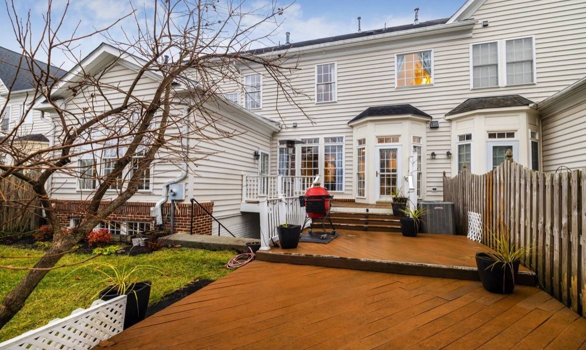 Garrell Group Top Leesburg Realtor 19183 Ferry Field Ter web 37