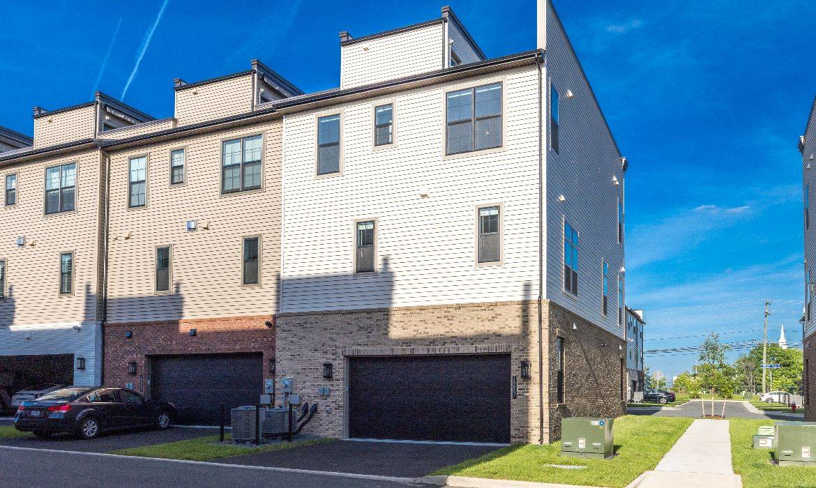 Garrell Group Top Ashburn Realtor 19847 Harrison Trace Ter web 32
