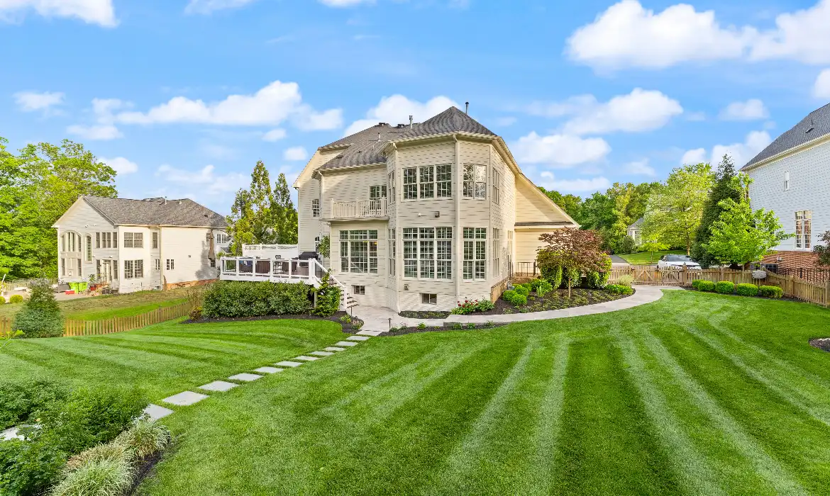 Garrell Group Top Leesburg Realtor 18729 Upper Meadow Dr web 54