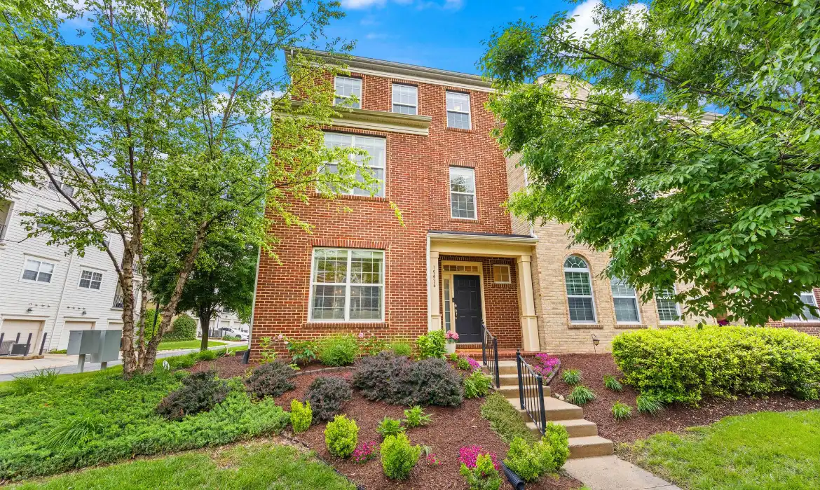 Garrell Group Top Leesburg Realtor 19436 Coppermine Sq web 02