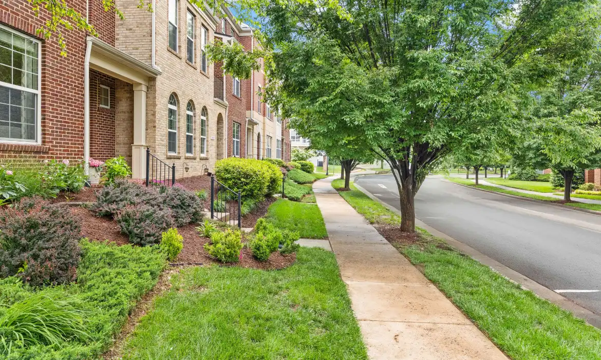 Garrell Group Top Leesburg Realtor 19436 Coppermine Sq web 03