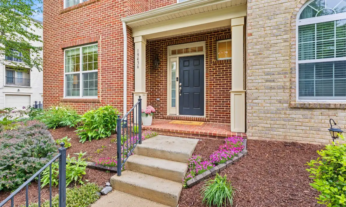 Garrell Group Top Leesburg Realtor 19436 Coppermine Sq web 04