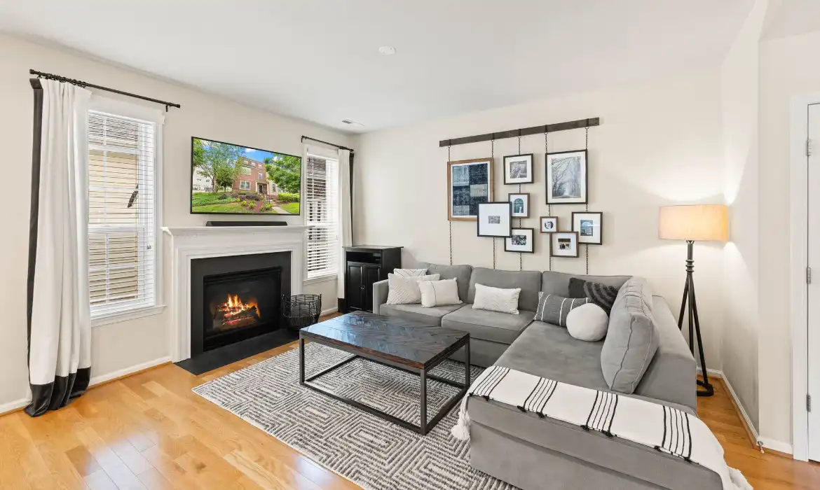 Garrell Group Top Leesburg Realtor 19436 Coppermine Sq web 09