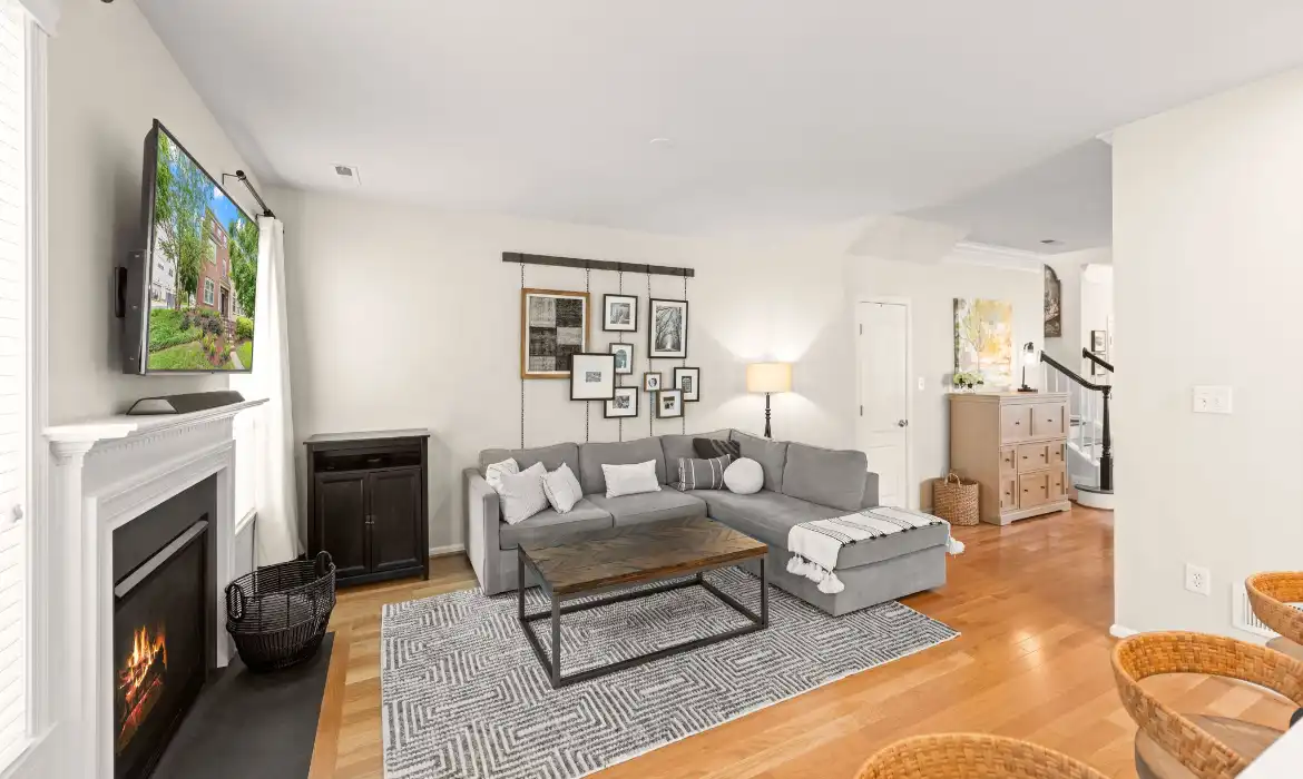 Garrell Group Top Leesburg Realtor 19436 Coppermine Sq web 10