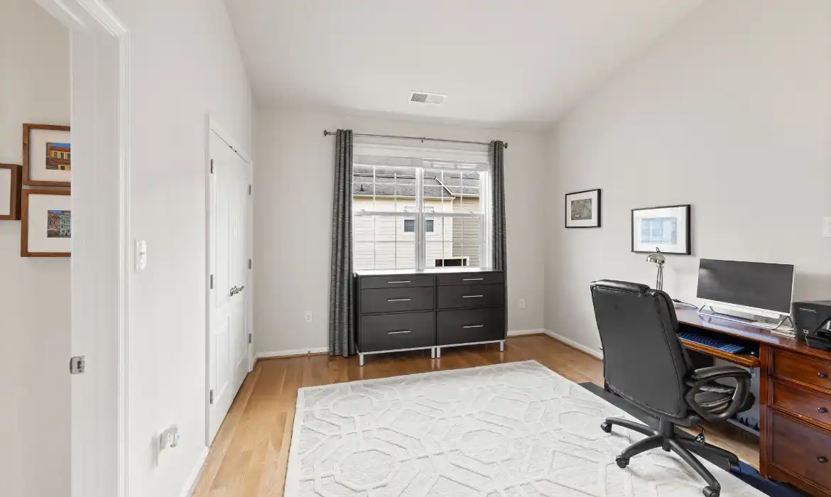Garrell Group Top Leesburg Realtor 19436 Coppermine Sq web 27