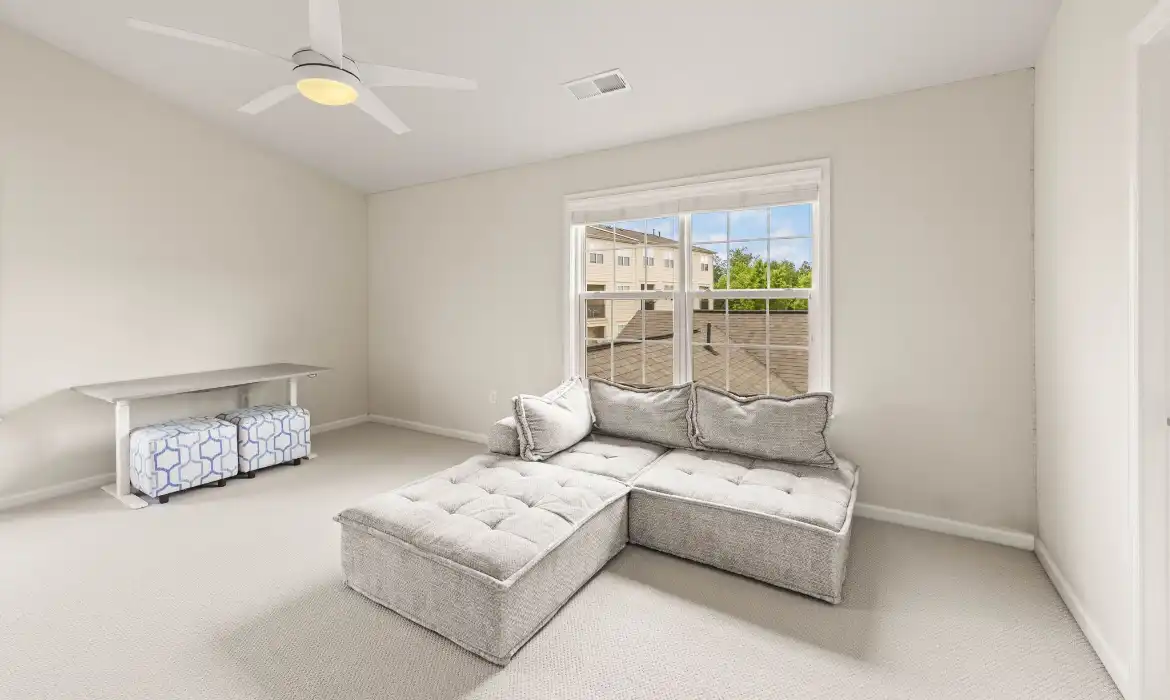 Garrell Group Top Leesburg Realtor 19436 Coppermine Sq web 32