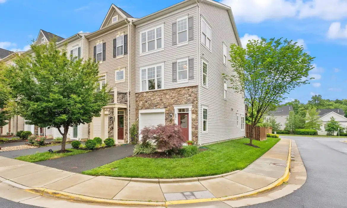 Garrell Group Top Purcellville Realtor 201 Miles Hawk Ter web 02