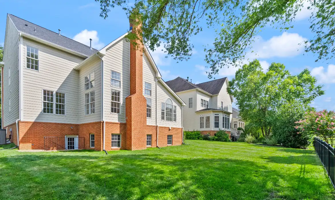 Garrell Group Top Leesburg Realtor 19339 Mill Dam Pl web 42