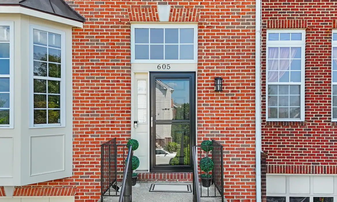 Garrell Group Top Leesburg Realtor 605 McLeary Sq SE web 04