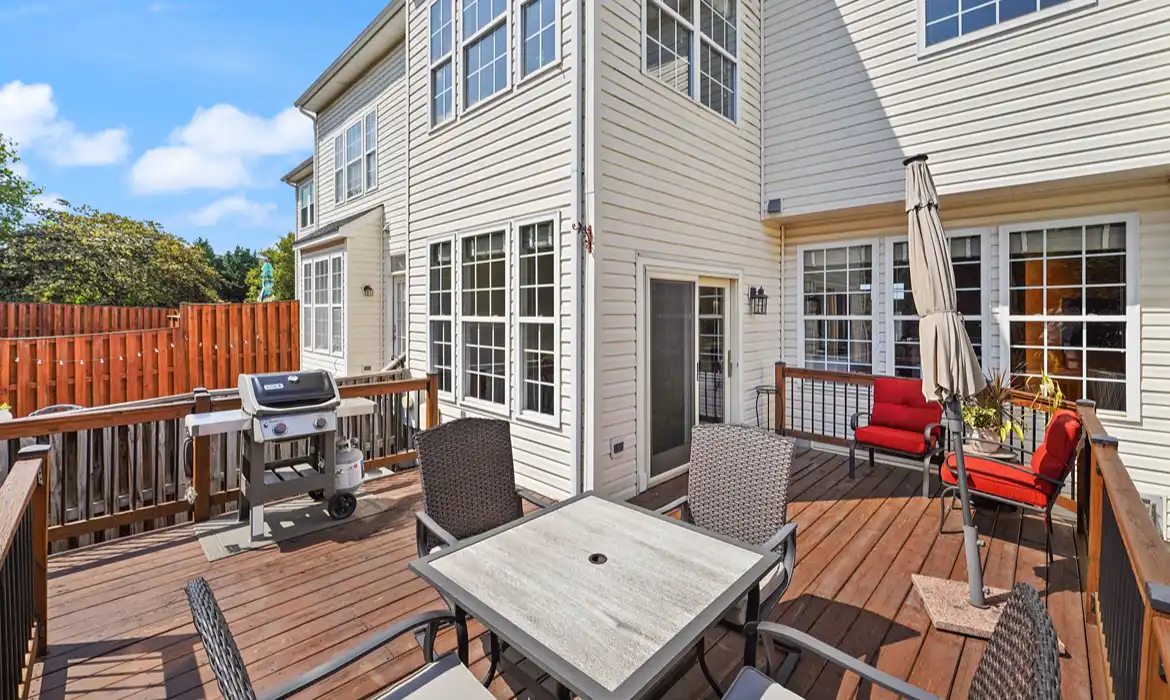 Garrell Group Top Leesburg Realtor 605 McLeary Sq SE web 36
