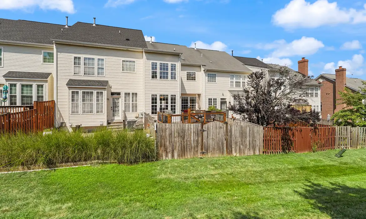 Garrell Group Top Leesburg Realtor 605 McLeary Sq SE web 39