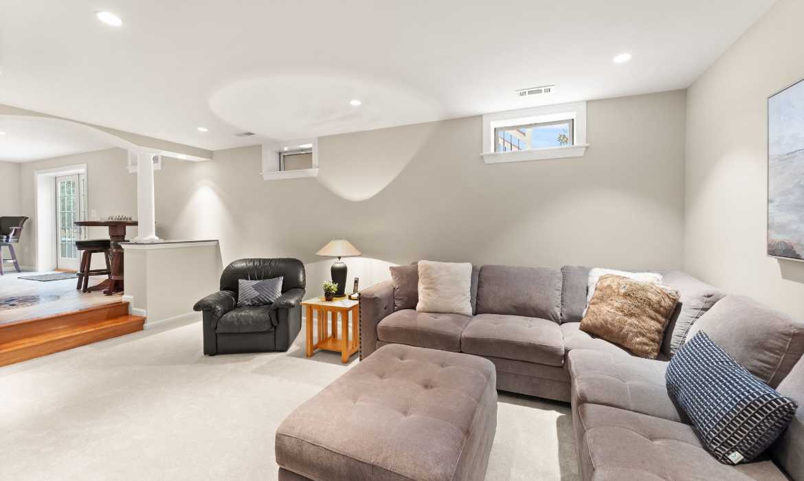 Garrell Group Top Leesburg Realtor 18571 Dettington Ct web 34