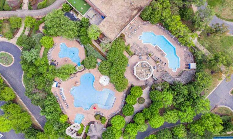 Leesburg communities like Lansdowne on the Potomac feature luxury amenities like this pool and spa complex.