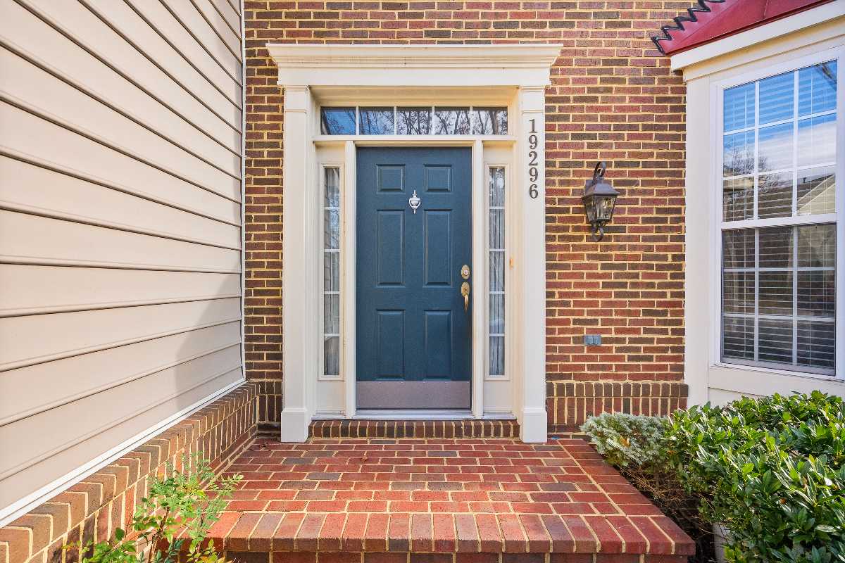 Garrell Group Top Leesburg Realtor 19296 Creek Field Cir web 05