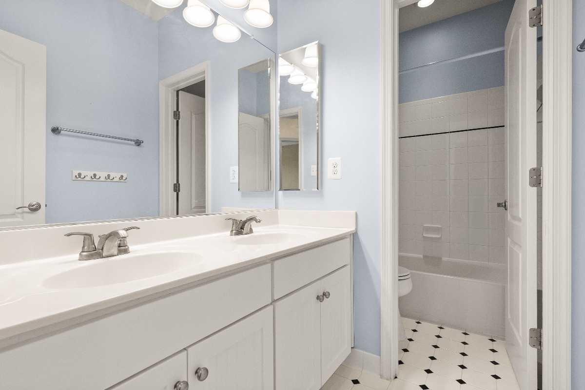 Garrell Group Top Leesburg Realtor 19296 Creek Field Cir web 31