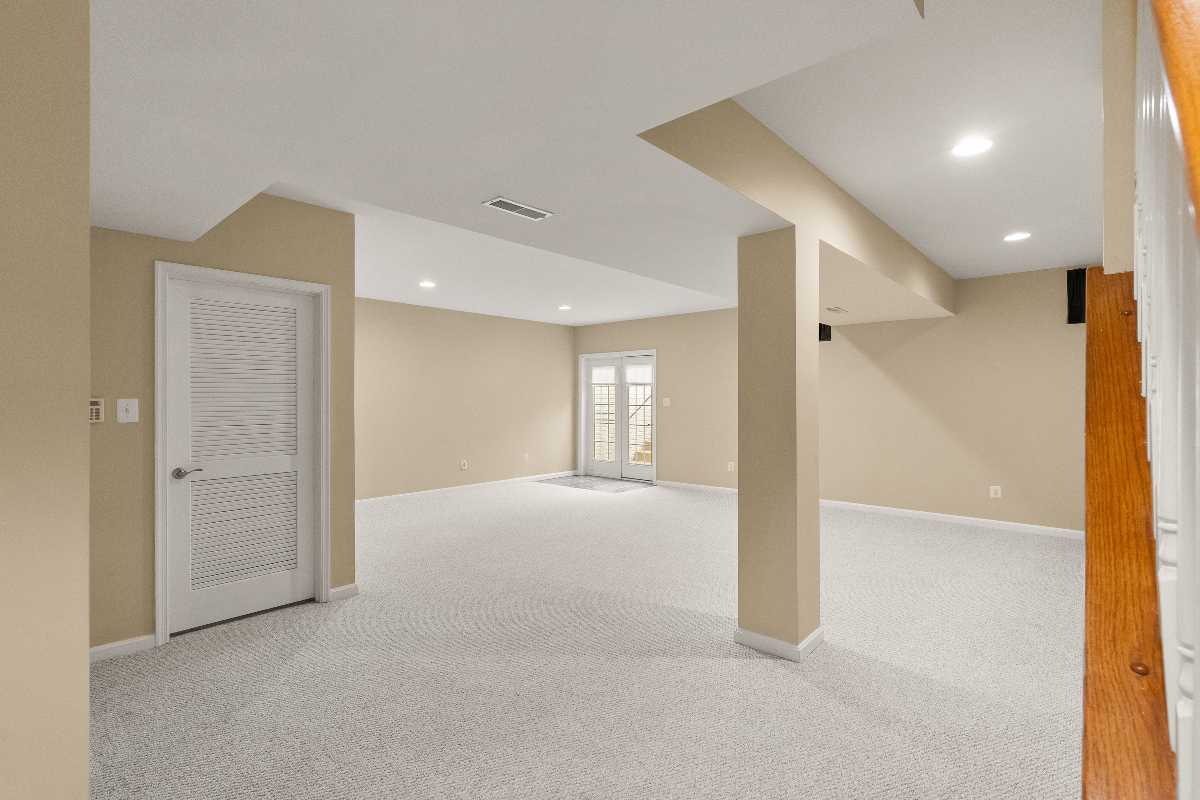 Garrell Group Top Leesburg Realtor 19296 Creek Field Cir web 34