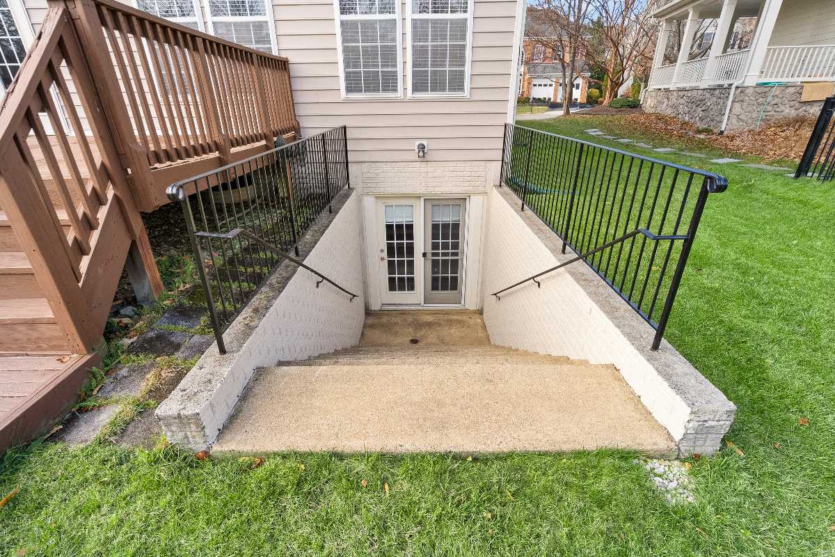 Garrell Group Top Leesburg Realtor 19296 Creek Field Cir web 40