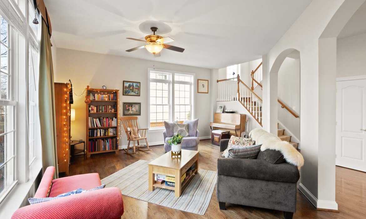 Garrell Group Top Leesburg Realtor 18771 Kipheart Dr web 16