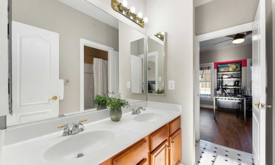 Garrell Group Top Lansdowne Realtor 19219 Burnt Bridge Dr web 25