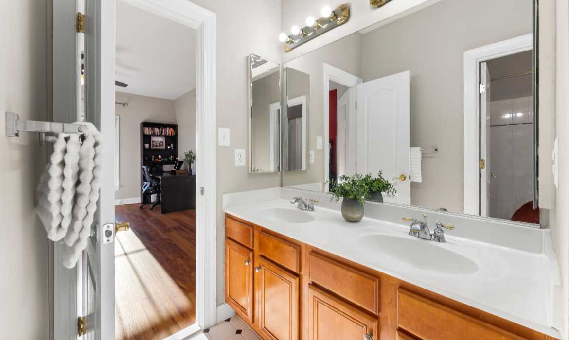 Garrell Group Top Lansdowne Realtor 19219 Burnt Bridge Dr web 26