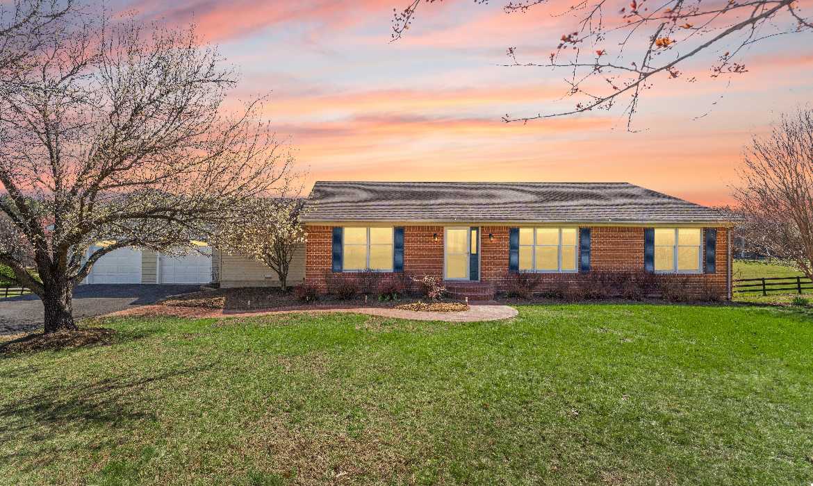 Garrell Group Top Leesburg Realtor 13840 Barnhouse Pl web 01