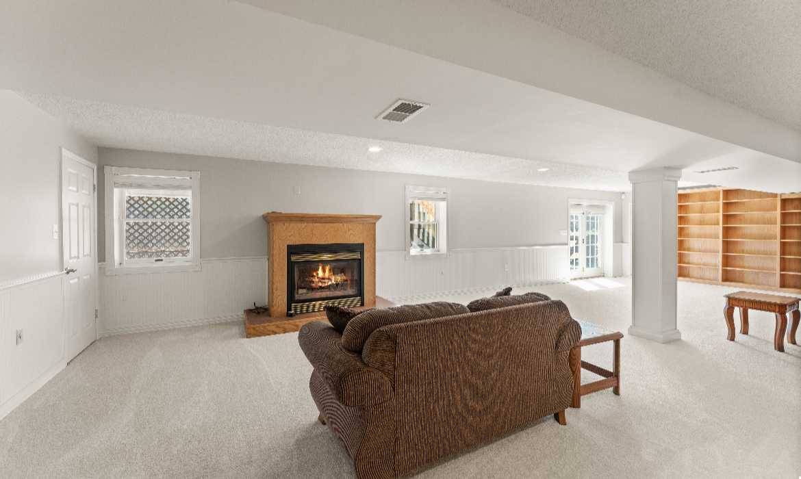 Garrell Group Top Leesburg Realtor 13840 Barnhouse Pl web 25