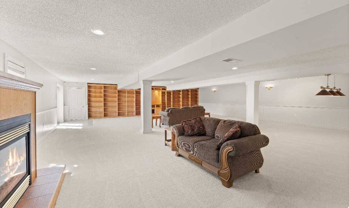 Garrell Group Top Leesburg Realtor 13840 Barnhouse Pl web 26