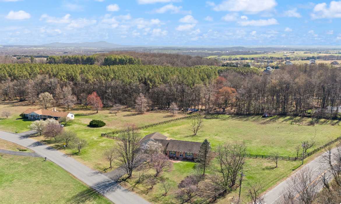 Garrell Group Top Leesburg Realtor 13840 Barnhouse Pl web 34