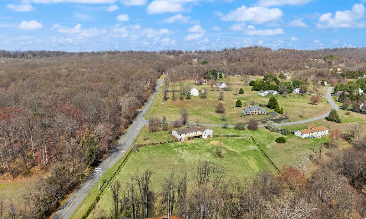Garrell Group Top Leesburg Realtor 13840 Barnhouse Pl web 37