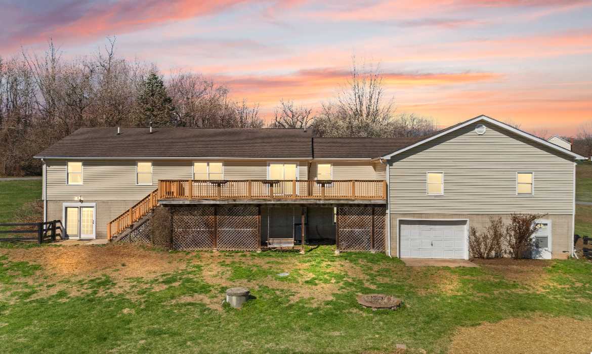 Garrell Group Top Leesburg Realtor 13840 Barnhouse Pl web 38
