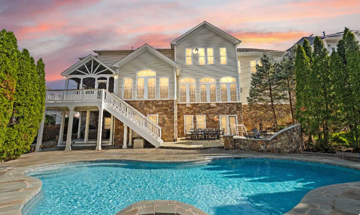 Garrell Group Top Leesburg Realtor 18911 Shropshire Ct web 03