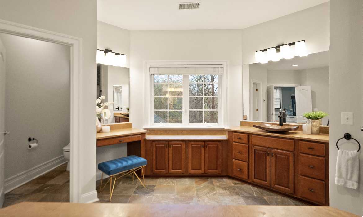 Garrell Group Top Leesburg Realtor 18911 Shropshire Ct web 25