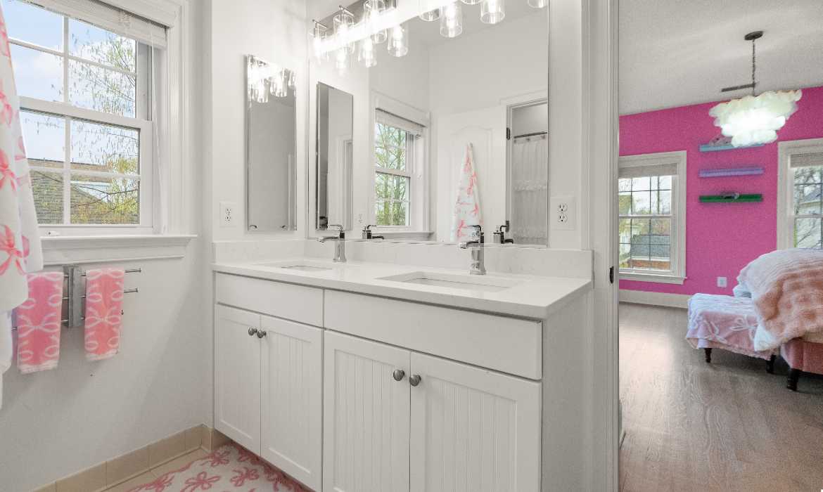 Garrell Group Top Leesburg Realtor 18911 Shropshire Ct web 32