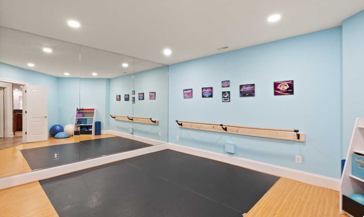 Garrell Group Top Leesburg Realtor 18911 Shropshire Ct web 38