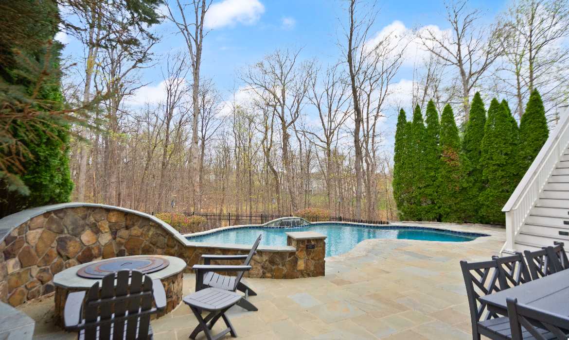 Garrell Group Top Leesburg Realtor 18911 Shropshire Ct web 44