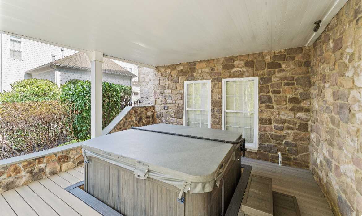 Garrell Group Top Leesburg Realtor 18911 Shropshire Ct web 47