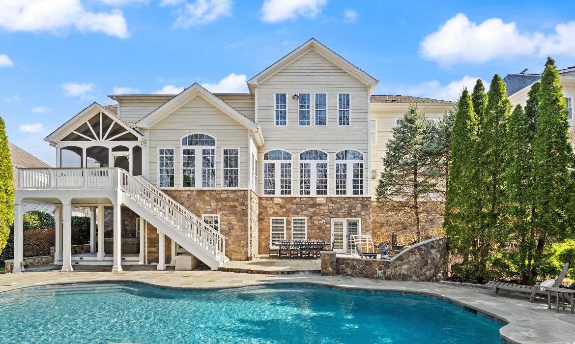 Garrell Group Top Leesburg Realtor 18911 Shropshire Ct web 48