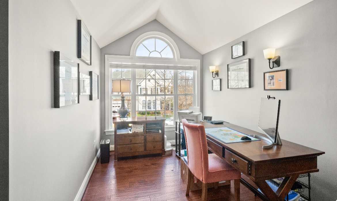 Garrell Group Top Leesburg Realtor 43941 Riverpoint Dr web 24