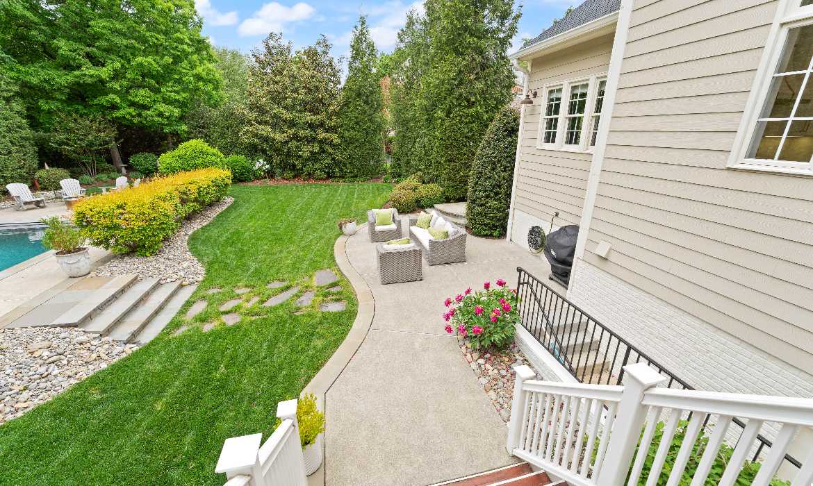 Garrell Group Top Leesburg Realtor 18757 Upper Meadow Dr web 38