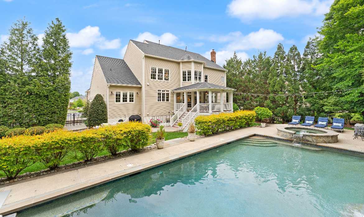Garrell Group Top Leesburg Realtor 18757 Upper Meadow Dr web 41