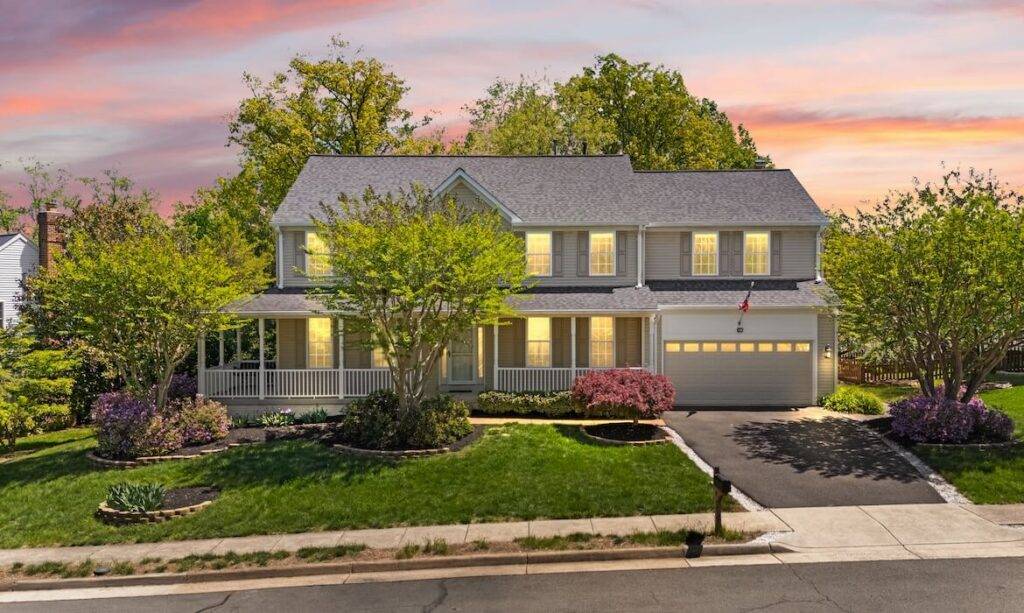 Garrell Group Top Leesburg Realtor 817 Kenneth Pl SE Front Twilight View