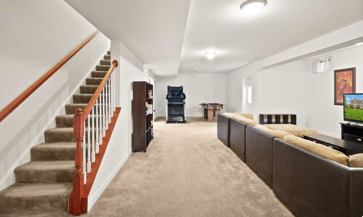 Garrell Group Top Round Hill Realtor 14 Braeburn Ct web 28
