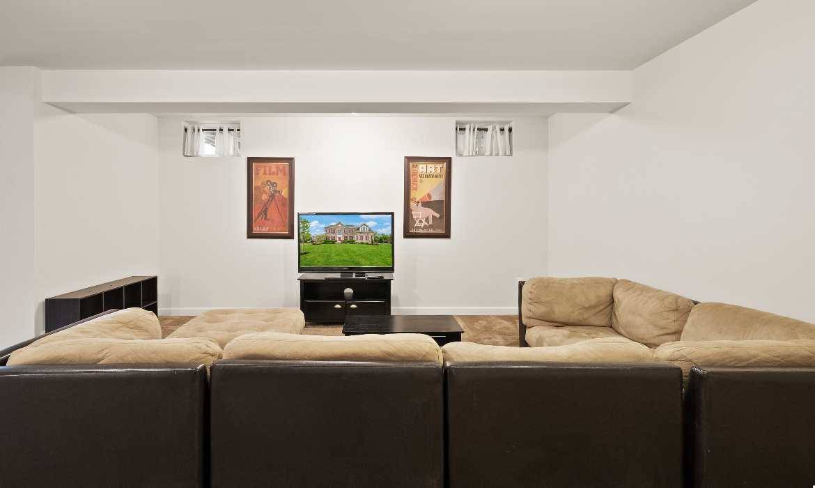 Garrell Group Top Round Hill Realtor 14 Braeburn Ct web 29
