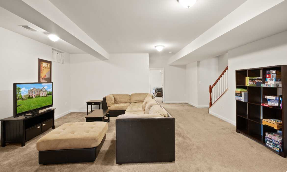 Garrell Group Top Round Hill Realtor 14 Braeburn Ct web 30