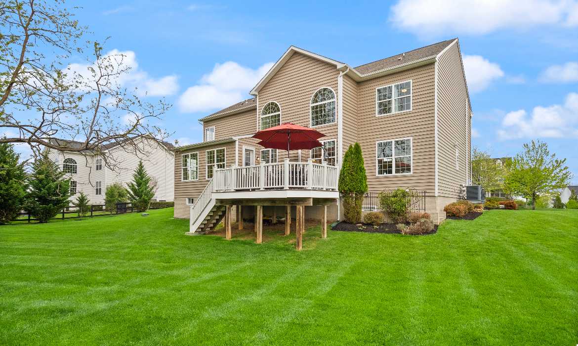 Garrell Group Top Round Hill Realtor 14 Braeburn Ct web 37