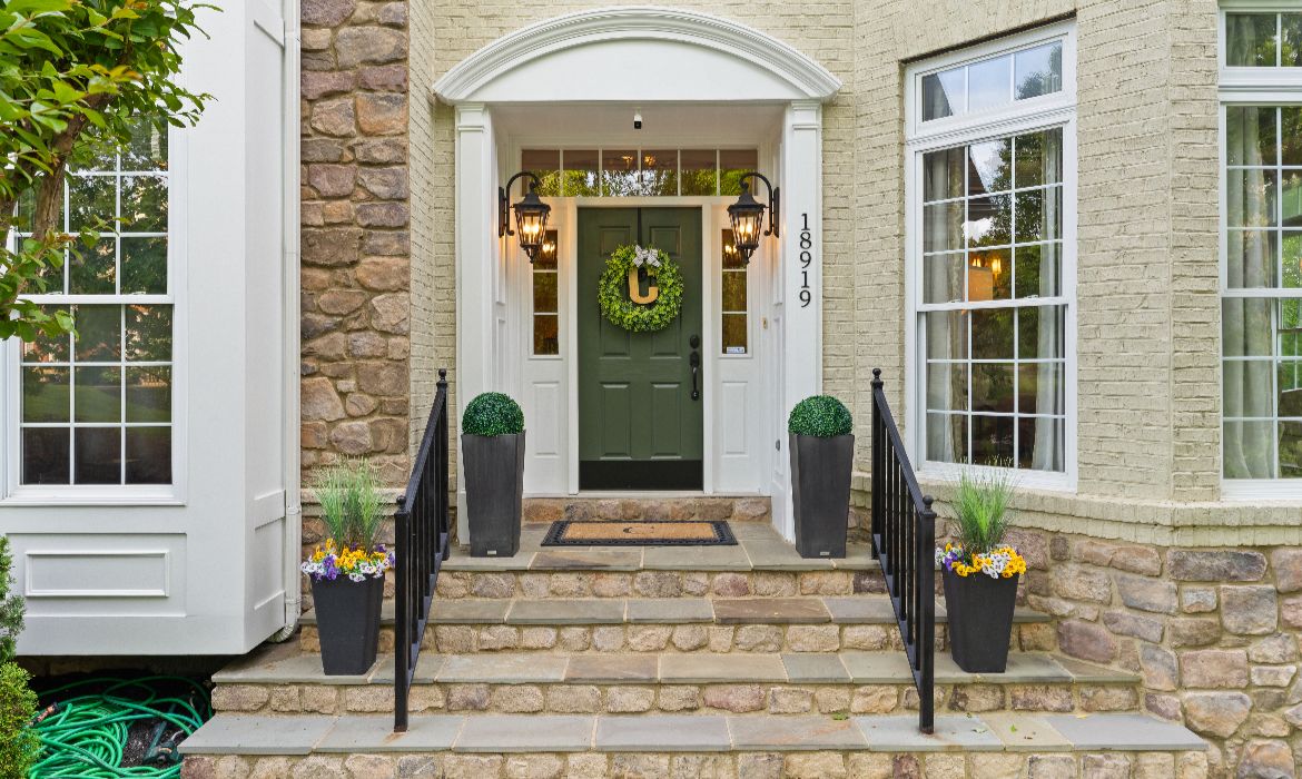 Garrell Group Top Leesburg Realtor 18919 Canoe Landing Ct web 04