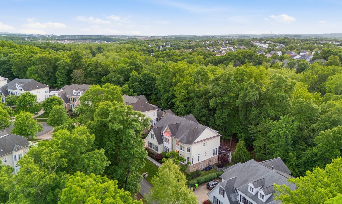 Garrell Group Top Leesburg Realtor 18919 Canoe Landing Ct web 06